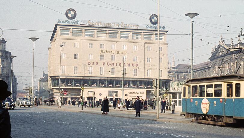 1964 hat der gesamte Stachus noch eine andere Anmutung - und auch das Hotel hat sein Antlitz verändert. 1964 hat der gesamte Stachus noch eine andere Anmutung - und auch das Hotel hat sein Antlitz verändert.