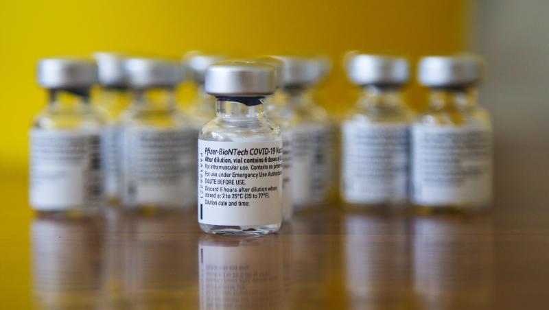 Fläschchen mit Biontech Pfizer Impfstoff warten auf ihren Einsatz.