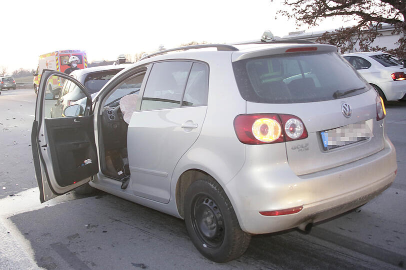Die Feuerwehr Dorfen und die Autobahnmeisterei Ampfing mussten die  Fahrbahn in Richtung München für etwa zwei  Stunden komplett sperren.