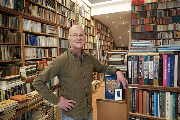"Dass nach einer Entmietung so ein langer Leerstand möglich ist, ist schon ein Skandal", findet Bernhard Kitzinger, der mit seinem 130 Jahre alten Kult-Antiquariat aus der Schellingstraße 25 in die Amalienstraße 65 umgezogen ist. "Dass nach einer Entmietung so ein langer Leerstand möglich ist, ist schon ein Skandal", findet Bernhard Kitzinger, der mit seinem 130 Jahre alten Kult-Antiquariat aus der Schellingstraße 25 in die Amalienstraße 65 umgezogen ist.