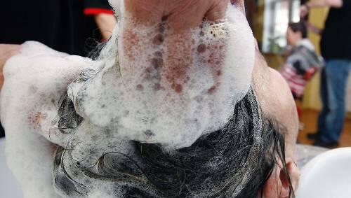Harre waschen beim Fiseur: Auch hier werden sehr niedrige Löhne bezahlt.