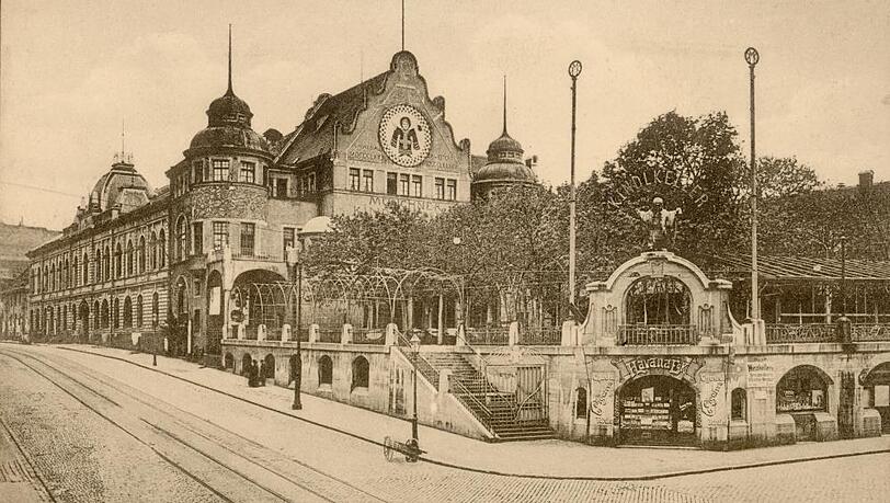 Der Münchner-Kindl-Keller an der Rosenheimer- und Hochstraße, 1910. Die Großgaststätte der gleichnamigen Brauerei verfügte über einen Saal für 5000 Gäste und wurde zuletzt von Löwenbräu genutzt. Ende der1960er Jahre wurde der Bau abgerissen, später das Motorama und Holiday-Inn-Hotel gebaut. Der Münchner-Kindl-Keller an der Rosenheimer- und Hochstraße, 1910. Die Großgaststätte der gleichnamigen Brauerei verfügte über einen Saal für 5000 Gäste und wurde zuletzt von Löwenbräu genutzt. Ende der1960er Jahre wurde der Bau abgerissen, später das Motorama und Holiday-Inn-Hotel gebaut.