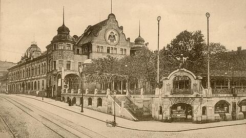 Der Münchner-Kindl-Keller an der Rosenheimer- und Hochstraße, 1910. Die Großgaststätte der gleichnamigen Brauerei verfügte über einen Saal für 5000 Gäste und wurde zuletzt von Löwenbräu genutzt. Ende der1960er Jahre wurde der Bau abgerissen, später das Motorama und Holiday-Inn-Hotel gebaut.