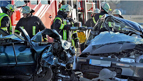 Die Helfer an der Unfallstelle. Alle drei Unfallopfer waren in den Fahrzeugen eingeklemmt. Die Helfer an der Unfallstelle. Alle drei Unfallopfer waren in den Fahrzeugen eingeklemmt.