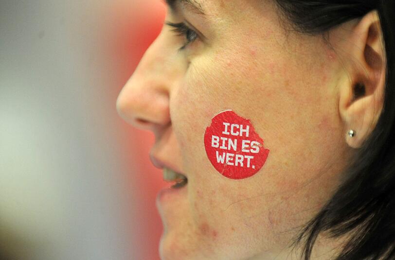 Zahlreiche Menschen treffen sich am Donnerstag (08.03.2012) vor dem DGB-Haus in München (Oberbayern) zu einer Demonstration. Kindergärten, Krankenhäuser, Gemeindeverwaltungen - in vielen Bereichen legten Beschäftigte in Bayern die Arbeit nieder. Die Dienstleistungsgewerkschaft Verdi fordert 6,5 Prozent mehr Geld für die bundesweit rund zwei Millionen Beschäftigten - mindestens aber ein Plus von 200 Euro im Monat.