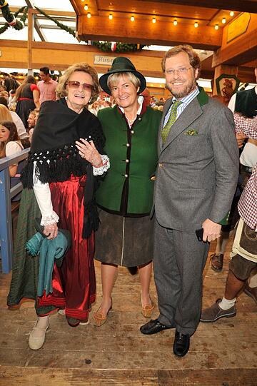 Im Schottenhamel waren Fürstin Gloria von Thurn und Taxis, Graf Carl Alban von Schönburg Glauchau und Mutter Beatrix Graefin von Schoenburg-Glauchau beim Wiesnanstich dabei.