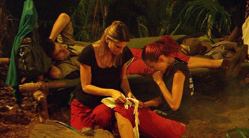 Georgina zu Olivia: &bdquo;Ich habe den Topf selber vorher angefasst und dahingestellt. Ich habe nix!&ldquo; Olivia: &bdquo;Ja, einen Oskar bekommt sie dafür nicht!&ldquo;