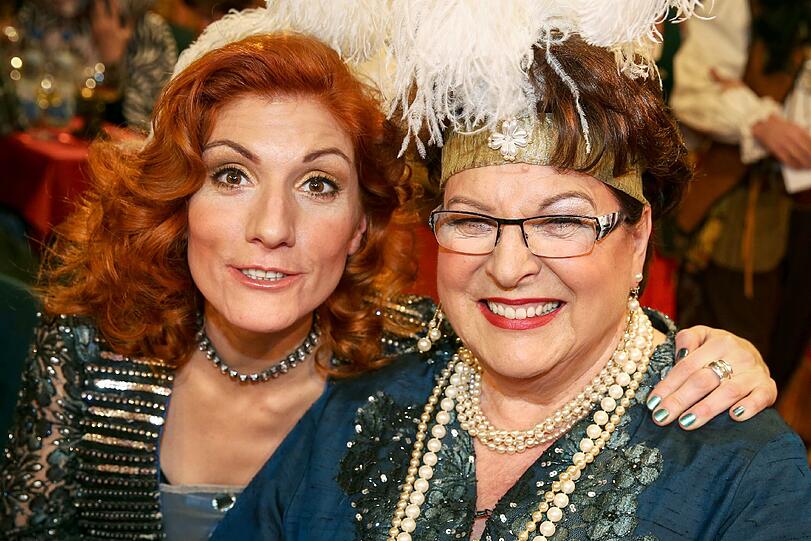 Na haben Sie sie erkannt: Bayerns Landtagspräsidentin Barbara Stamm (r, CSU) und ihre Tochter Sissi posieren als "Königinnen der Nacht" beim Franken-Fasching.