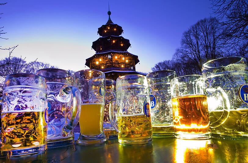 Im Biergarten am Chinesischen Turm in der Dämmerung: München ist ein herrliches Fleckerl. Die AZ schenkt der Stadt zum Ehrentag 100 Glückwünsche.