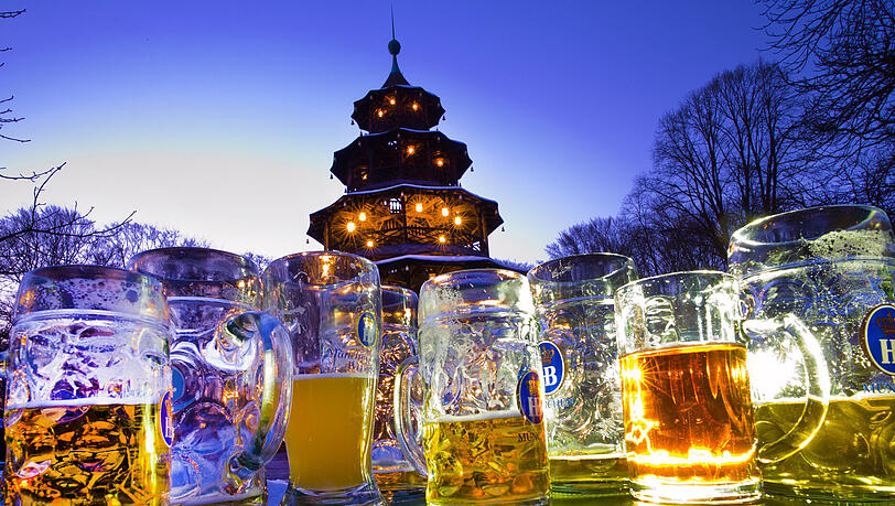 Im Biergarten am Chinesischen Turm in der Dämmerung: München ist ein herrliches Fleckerl. Die AZ schenkt der Stadt zum Ehrentag 100 Glückwünsche. Im Biergarten am Chinesischen Turm in der Dämmerung: München ist ein herrliches Fleckerl. Die AZ schenkt der Stadt zum Ehrentag 100 Glückwünsche.
