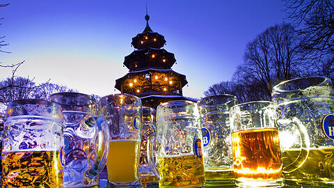 Im Biergarten am Chinesischen Turm in der Dämmerung: München ist ein herrliches Fleckerl. Die AZ schenkt der Stadt zum Ehrentag 100 Glückwünsche.