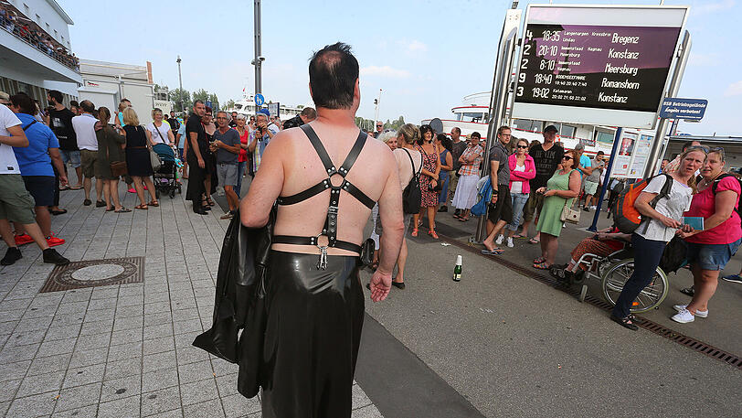 Das "Torture Ship" am Bodensee: Hier trafen sich am Samstag Hunderte Swinger-Fans zur frivolen Feierei. Die Bilder.