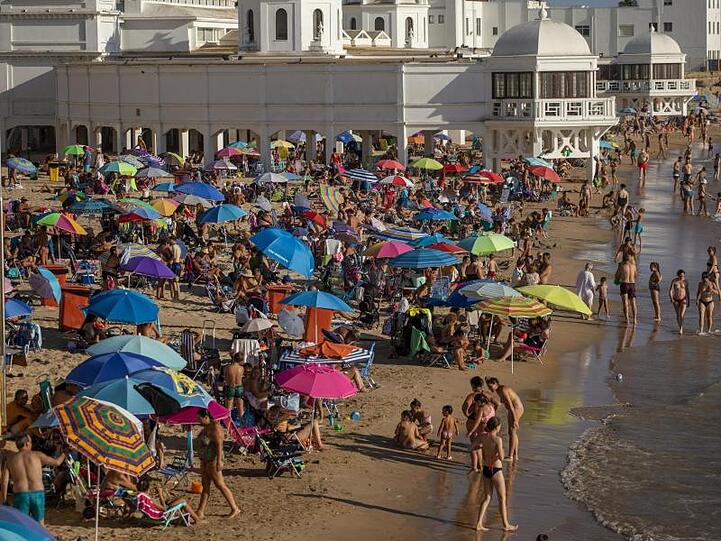 Trotz Corona genießen Badegäste die Sonne an einem Strand am Mittelmeer in Südspanien.
