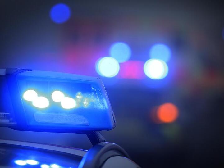 Ein Polizeiauto mit eingeschaltetem Blaulicht steht an einer Unfallstelle. Foto: Karl-Josef Hildenbrand/dpa/Symbolbild