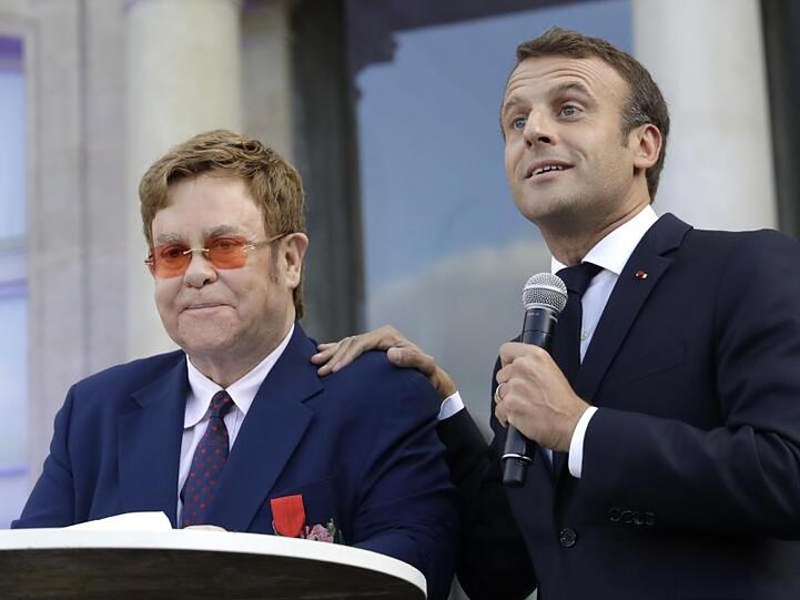 Frankreichs Präsident Macron hat den britischen Popstar Elton John zum Ritter der Ehrenlegion gemacht.