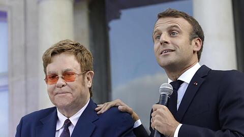 Frankreichs Präsident Macron hat den britischen Popstar Elton John zum Ritter der Ehrenlegion gemacht.