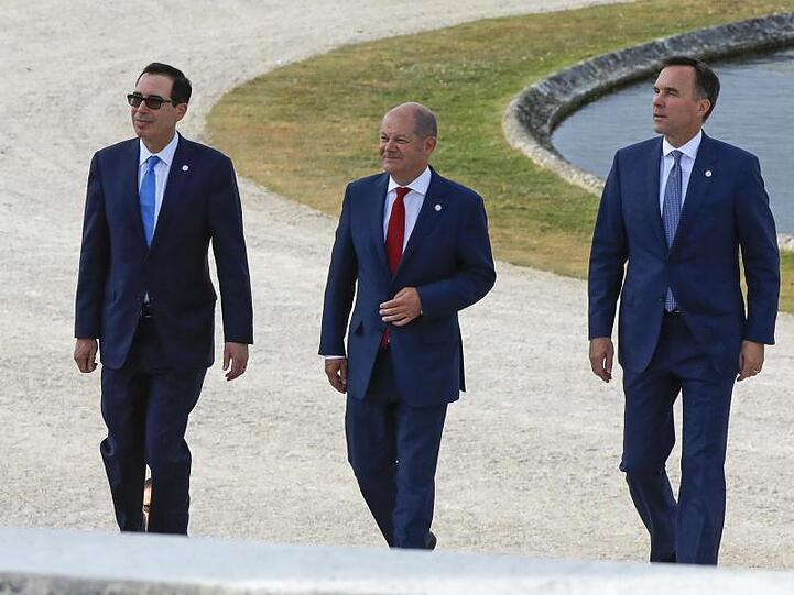 Finanzminister Olaf Scholz mit seinen Amtskollegen Steve Mnuchin (l, USA) und Bill Morneau (r, Kanada) in Chantilly.