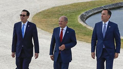 Finanzminister Olaf Scholz mit seinen Amtskollegen Steve Mnuchin (l, USA) und Bill Morneau (r, Kanada) in Chantilly.