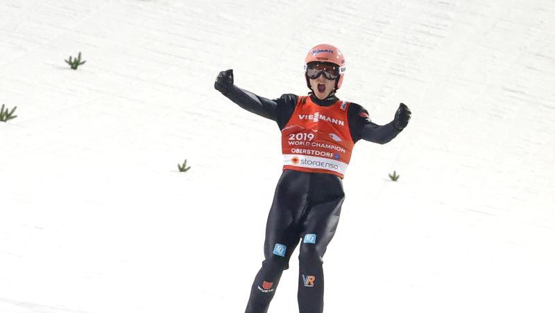 Schlussspringer Karl Geiger jubelt über seinen Sprung.