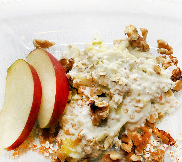Apfel-Dickmilch mit Flocken & Nüssen