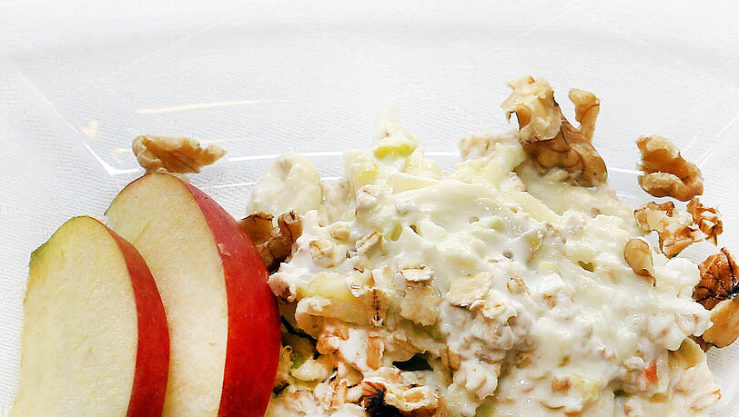 Apfel-Dickmilch mit Flocken & Nüssen Apfel-Dickmilch mit Flocken & Nüssen