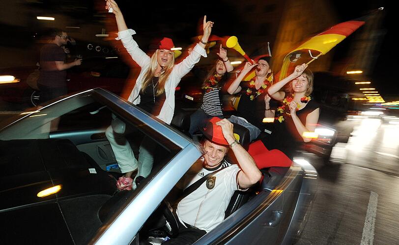 Auto-Korso, Party die ganze Nacht: Deutschland feiert den Einzug ins EM-Halbfinale! Hier gibts die schönsten Fanbilder zum Durchklicken und Mitfeiern!