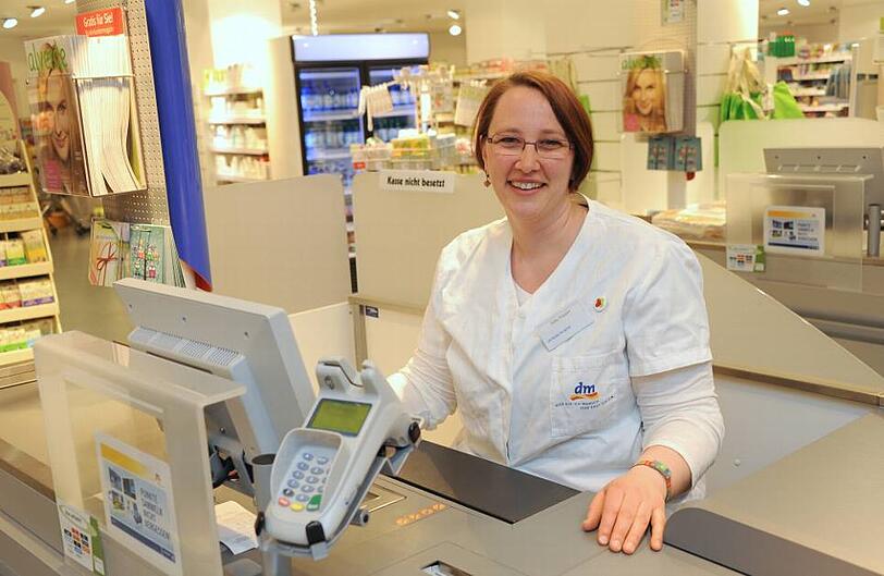 Gaby Hopper, 36: &bdquo;München ist nicht nur teuer, sondern sehr, sehr teuer. Und ich will nicht über jeden Kaffee, den ich mit meinen Freundinnen trinke, nachdenken müssen. Außerdem gehe ich zwischendurch sehr gern in die Oper und da will ich mir auch mal bessere als nur ,Stehplatzkarten&rsquo; leisten. Außerdem bin ich vor ein paar Tagen mit meinem Freund in eine größere Wohnung am Hirschgarten gezogen. Die hätten wir uns gar nicht leisten können, wenn ich nicht noch zusätzlich Geld verdienen würde. Leben in München kann ich mir mit nur einem Job definitiv nicht mehr leisten. 
Schon nach meiner Ausbildung zur Kinderpflegerin, als ich an der Abendschule Erzieherin gelernt habe, musste ich mich zusätzlich finanzieren. Denn von 800 Euro Lohn in der Ausbildung konnte ich schon damals nicht in München leben. Irgendwie bin ich dann bei meinen zwei Jobs geblieben. Jetzt arbeite ich unter der Woche im Caritas-Kinderhaus St. Jakob in Feldkirchen als Erzieherin und sitze zusätzlich jeden Samstag für sechs Stunden bei der DM-Drogerie in der Hofstatt an der Kasse...
