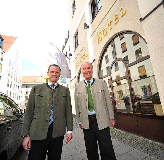 Vater und Sohn vor ihrem Vorzeige-Objekt: Das Platzl Hotel hat vier Sterne, 167 Zimmer und befindet sich seit 1953 im Familienbesitz.