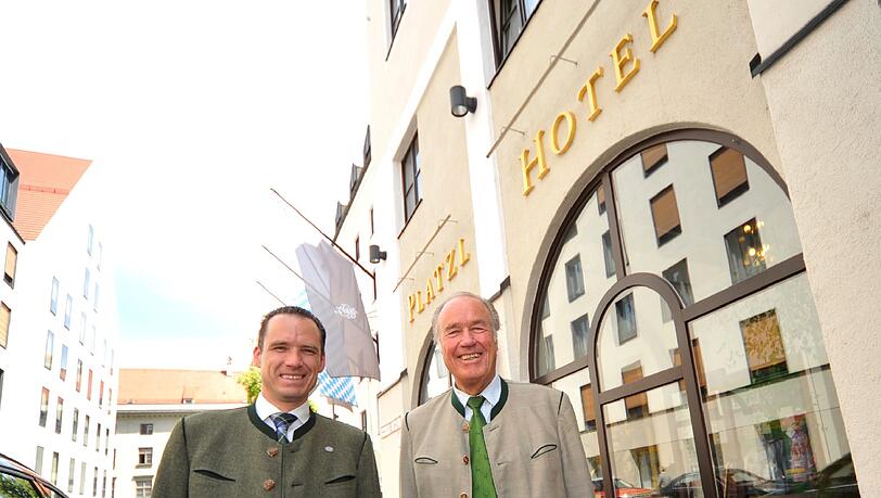 Vater und Sohn vor ihrem Vorzeige-Objekt: Das Platzl Hotel hat vier Sterne, 167 Zimmer und befindet sich seit 1953 im Familienbesitz. Vater und Sohn vor ihrem Vorzeige-Objekt: Das Platzl Hotel hat vier Sterne, 167 Zimmer und befindet sich seit 1953 im Familienbesitz.