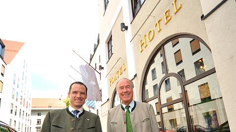 Vater und Sohn vor ihrem Vorzeige-Objekt: Das Platzl Hotel hat vier Sterne, 167 Zimmer und befindet sich seit 1953 im Familienbesitz.