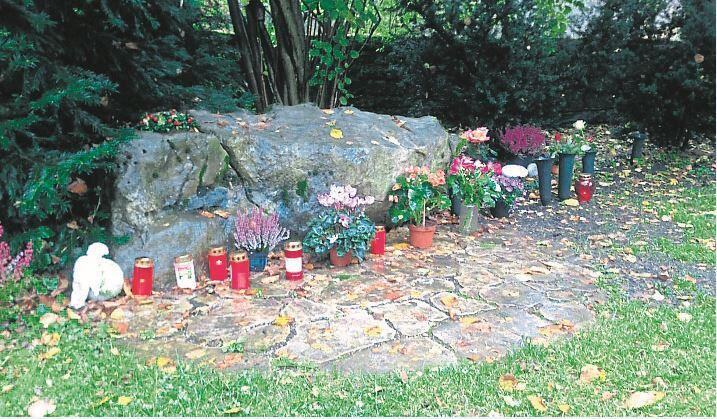 Nur an diesem Stein dürfen Trauernde Blumen und Kerzen ablegen.