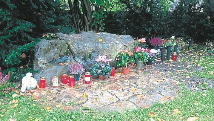 Nur an diesem Stein dürfen Trauernde Blumen und Kerzen ablegen. Nur an diesem Stein dürfen Trauernde Blumen und Kerzen ablegen.