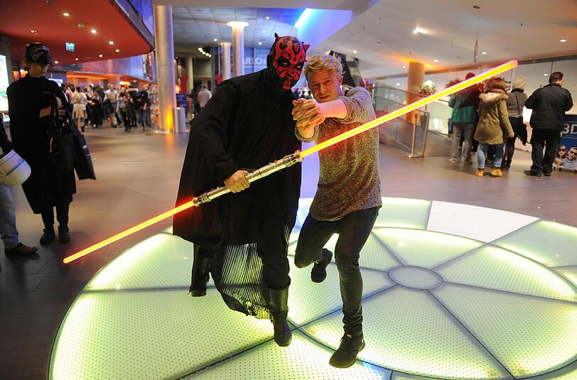 Haben Sie ihn erkannt? Das ist Darth Maul mit seinem Doppellichtschwert bei einer Kinovorführung in München.