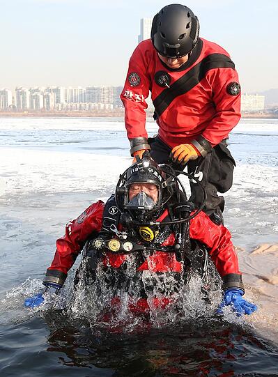 Rettungskräfte in Seoul bei einer Übung im eisigen Wasser.