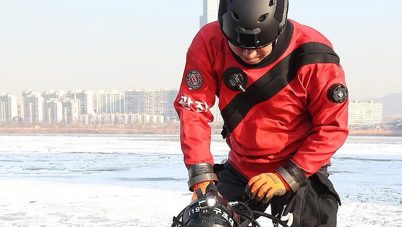 Rettungskräfte in Seoul bei einer Übung im eisigen Wasser. Rettungskräfte in Seoul bei einer Übung im eisigen Wasser.