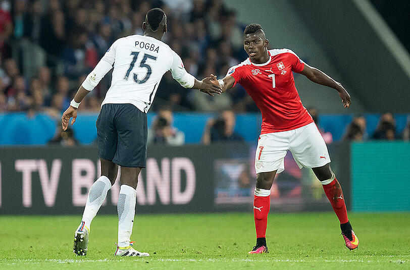 Gut möglicher, dass er in der nächsten Saison in der Bundesliga spielt: Der Schweizer Breel Embolo (r.).
