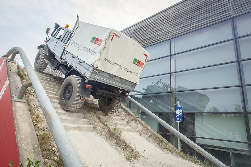 Mit dem Unimog einfach mal die Treppe rauf. Ein "Geländer" gibt es trotzdem - sicher ist sicher.