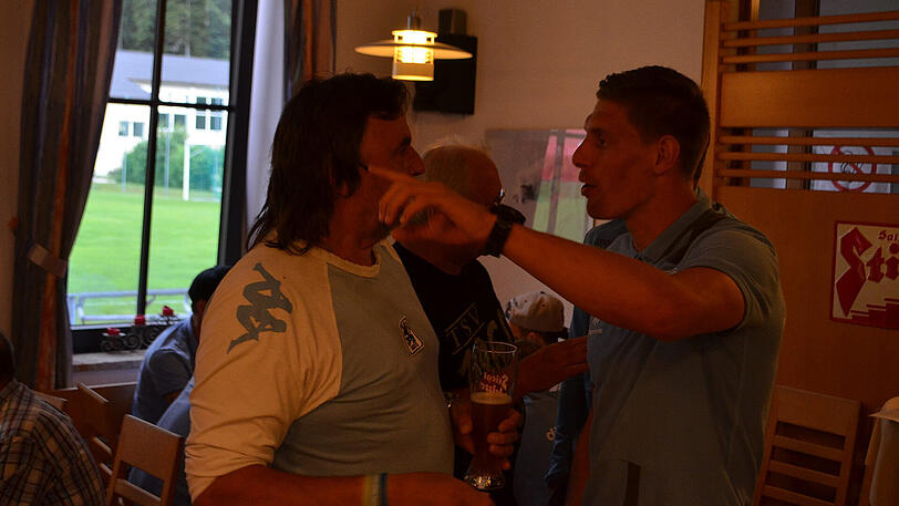 Ein launiger Abend mit Spielern, Trainerteam und den Fans: Daniel Bierofka und seine Mannschaften trafen sich am Donnerstagabend mit den Anhängern zum traditionellen Fanabend - auch in der Regionalliga ein Muss.