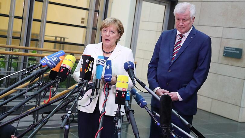 Bundeskanzlerin Angela Merkel (CDU) und CSU-Chef Horst Seehofer geben in Berlin vor den Sondierungsgesprächen zwischen CDU/CSU, der FDP und den Grünen ein Statement ab. Bundeskanzlerin Angela Merkel (CDU) und CSU-Chef Horst Seehofer geben in Berlin vor den Sondierungsgesprächen zwischen CDU/CSU, der FDP und den Grünen ein Statement ab.