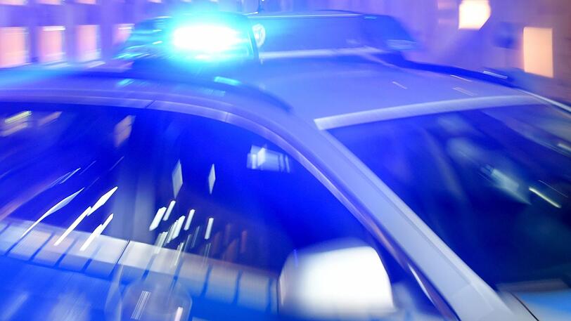 Ein Mann bedroht einen Radler am Langwieder See aus einem fahrenden Auto mit einer Schusswaffe. (Symbolbild)