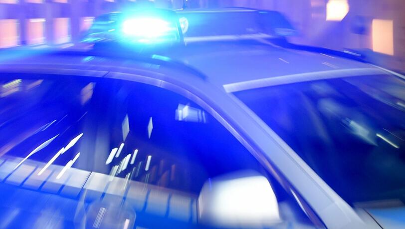 Ein Mann bedroht einen Radler am Langwieder See aus einem fahrenden Auto mit einer Schusswaffe. (Symbolbild) Ein Mann bedroht einen Radler am Langwieder See aus einem fahrenden Auto mit einer Schusswaffe. (Symbolbild)