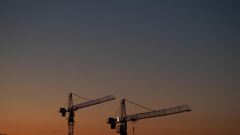 Kräne stehen vor dem Abendhimmel auf einer Baustelle. Foto: Robert Michael/dpa-Zentralbild/dpa/Symbolbild Kräne stehen vor dem Abendhimmel auf einer Baustelle. Foto: Robert Michael/dpa-Zentralbild/dpa/Symbolbild
