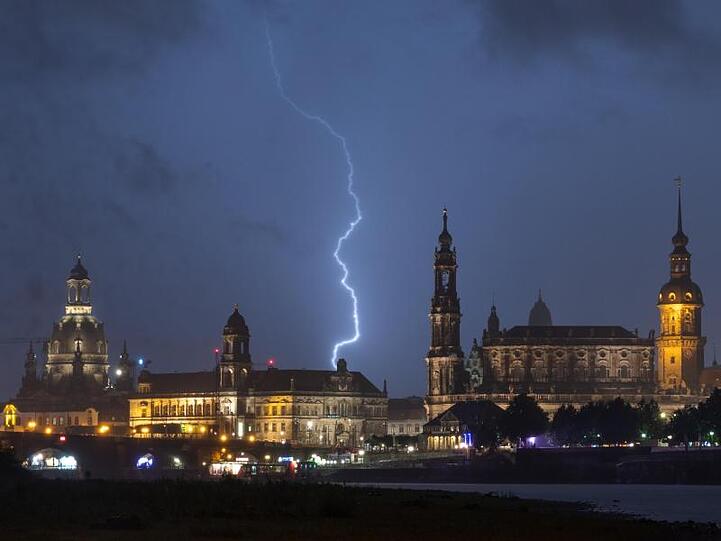 Gewitter über der historischen Dresdner Altstadtkulisse mit der Frauenkirche (l-r), der Kunstakademie, dem Ständehaus, der Hofkirche, dem Hausmannsturm und der Semperoper.