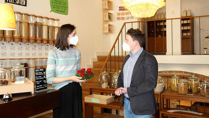 Daniela Kronpass bekommt zur Eröffnung ein Buchskranzerl von Bürgermeister Thomas Haslinger überreicht. Daniela Kronpass bekommt zur Eröffnung ein Buchskranzerl von Bürgermeister Thomas Haslinger überreicht.