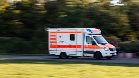 Die Fußgängerin erlag im Krankenhaus ihren schweren Verletzungen und wurde erst am Sonntagabend identifiziert. (Symbolbild)