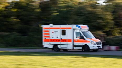 Die Seniorin erlitt bei dem Zusammenstoß schwere Verletzungen und wurde vom Rettungsdienst in ein nahegelegenes Krankenhaus gebracht. (Symbolbild)
