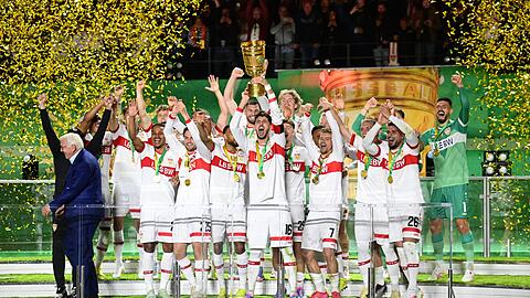 VfB-Kapitän Atakan Karazor streckte den Pokal als Erster in den Berliner Nachthimmel.