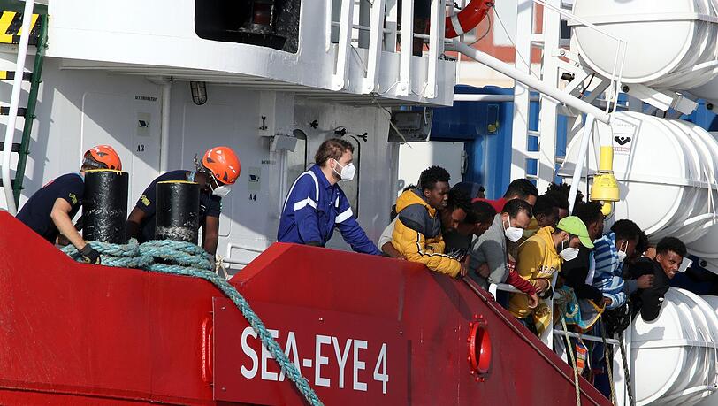 Die Seenotretter fürchten, dass sie künftig weniger Menschen helfen können. (Archivbild)