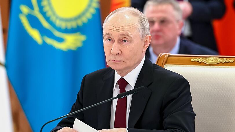 Putin sagt beim Wirtschaftsgipfel der Eurasischen Union, die Vorwürfe gegen Russland wegen eines Drohneneinschlags in Rumänien seien nicht bewiesen. Putin sagt beim Wirtschaftsgipfel der Eurasischen Union, die Vorwürfe gegen Russland wegen eines Drohneneinschlags in Rumänien seien nicht bewiesen.