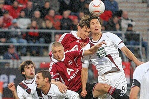 Robert Mak (links) und Philipp Wollscheid  beim Luftkampf mit Lauterns Srdjan Lakic.